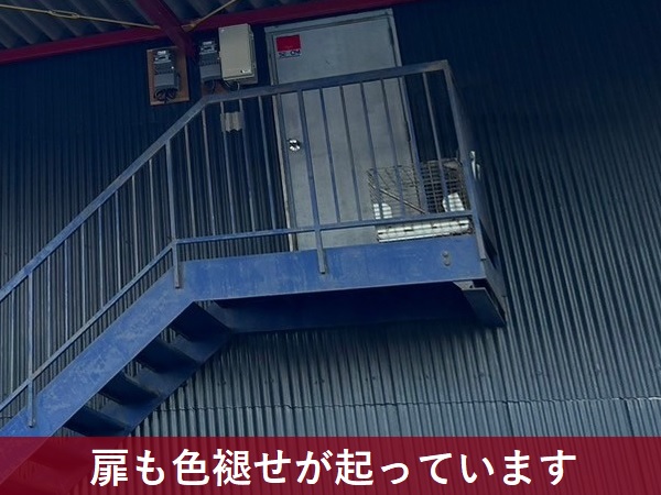 外階段②　扉も色褪せが目立つ